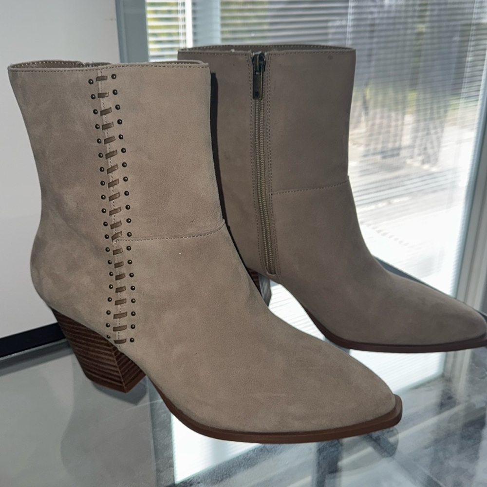 Genuine leather 
Woman’s boots 
41 
9.5